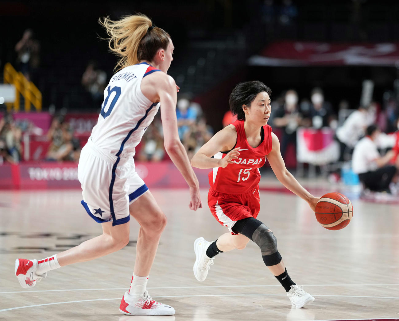 東京五輪、日本対米国　果敢に攻め込む本橋（右）（2021年8月8日撮影）