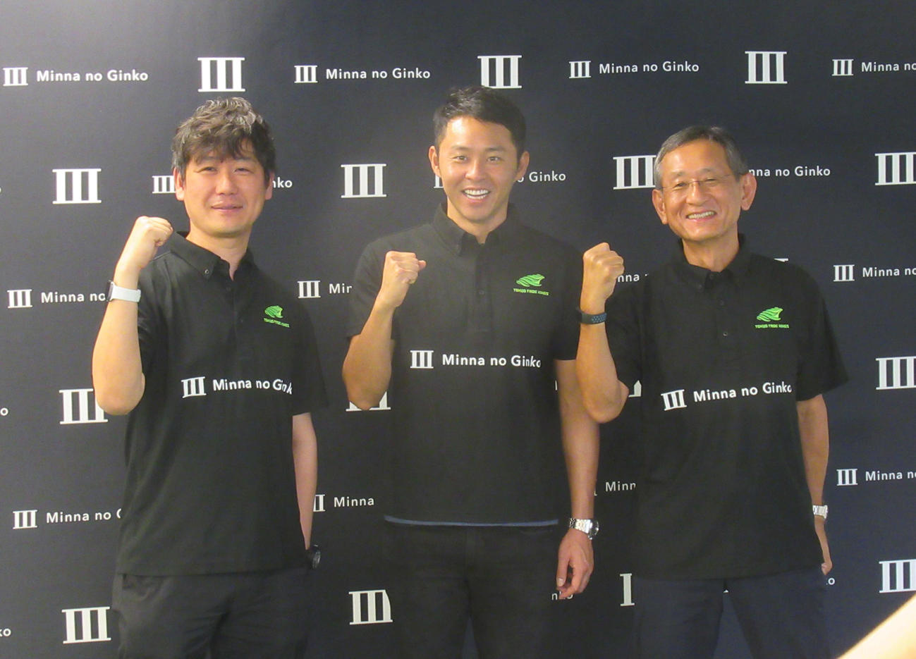 「東京フロッグキングス」北島康介GM（中央）は、「みんなの銀行」横田浩二頭取（右）と永吉健一副頭取（左）と契約締結会見に臨んだ（撮影・益田一弘）