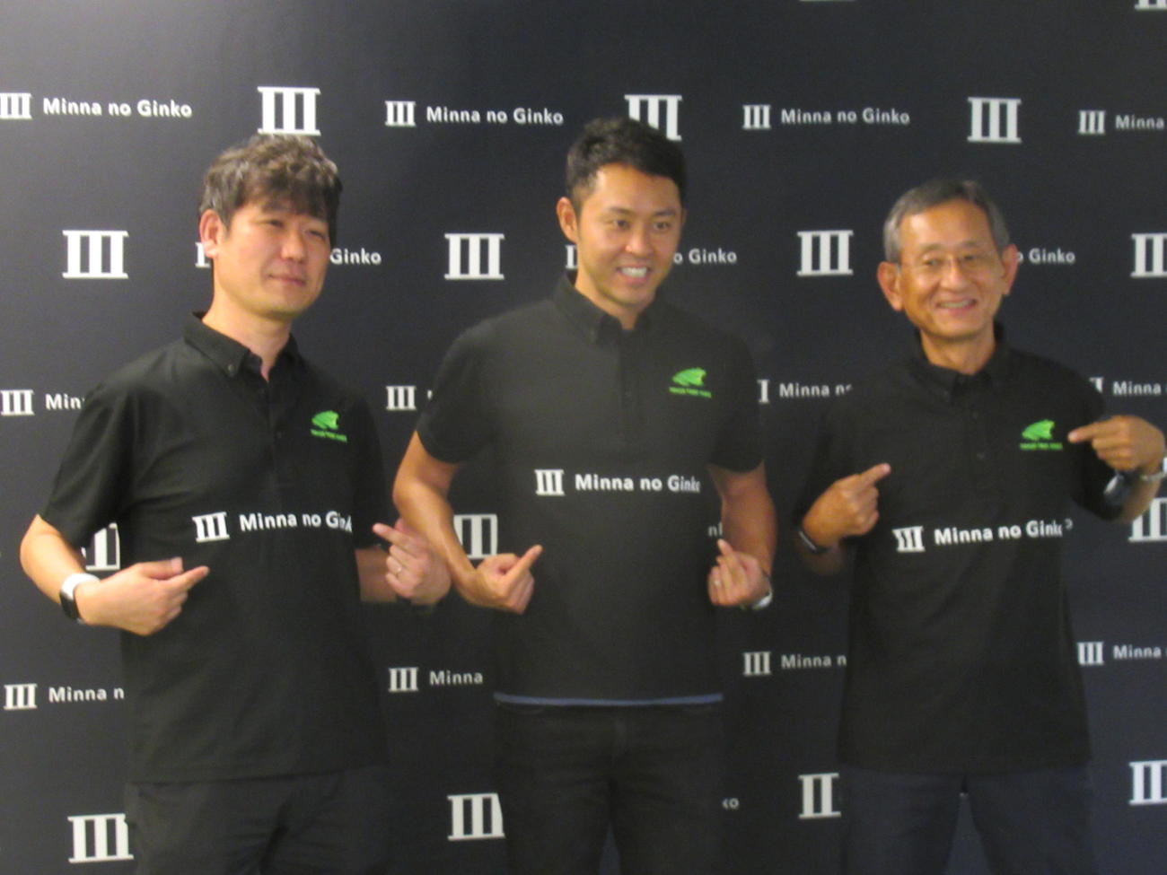 「東京フロッグキングス」北島康介GM（中央）は、「みんなの銀行」横田浩二頭取（右）と永吉健一副頭取（左）と契約締結会見に臨んだ（撮影・益田一弘）