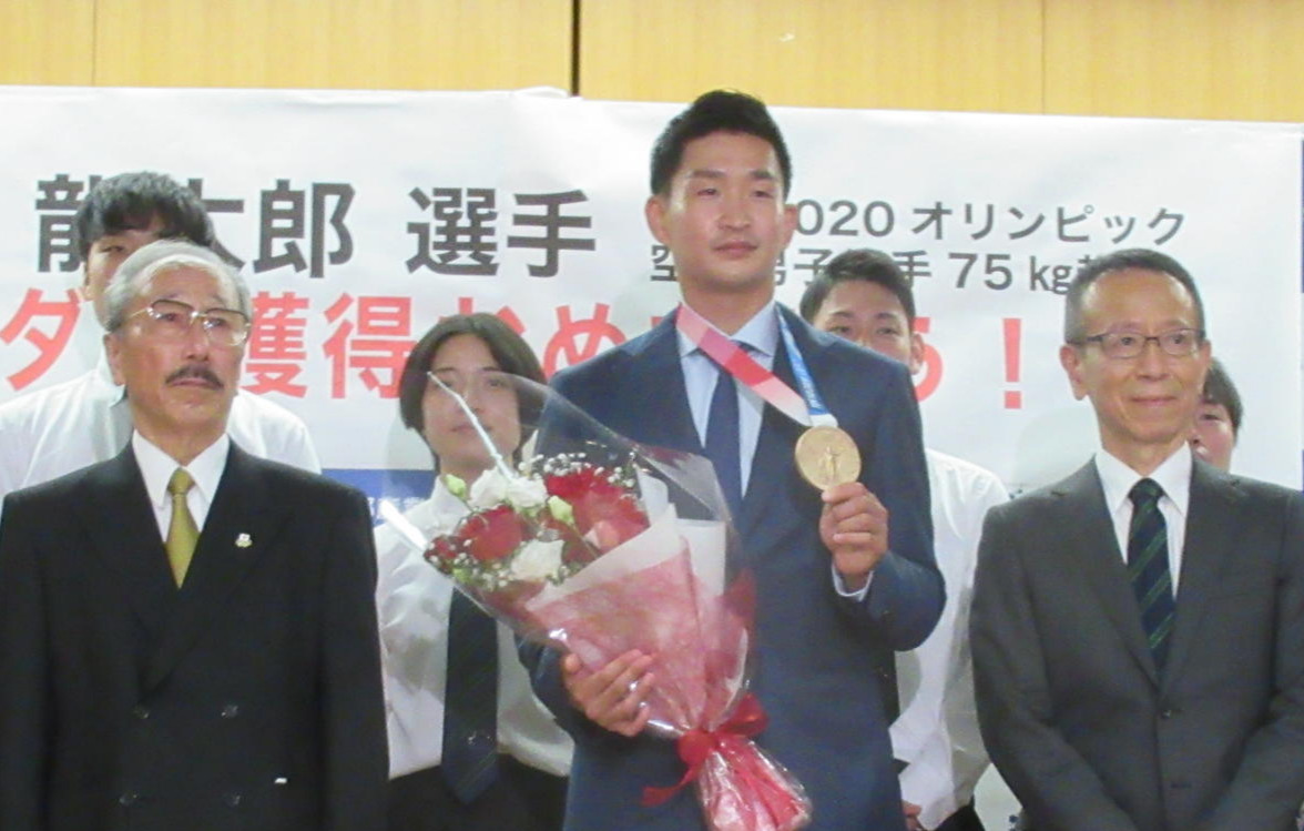東京五輪・空手で銅メダルを獲得の荒賀（中央）は京産大関係者と記念写真に納まる（撮影・実藤健一）