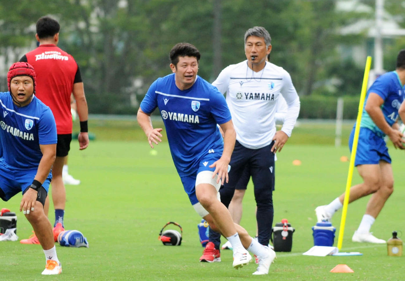 静岡ブルーレヴズの堀川監督（中央右）と練習する大戸主将（同左）ら（撮影・倉橋徹也）