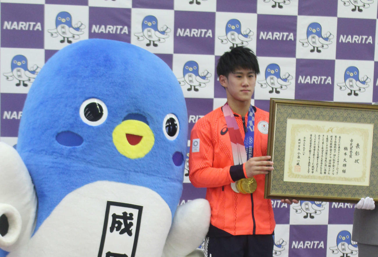 「うなりくん」と記念撮影する東京五輪体操2冠の橋本大輝