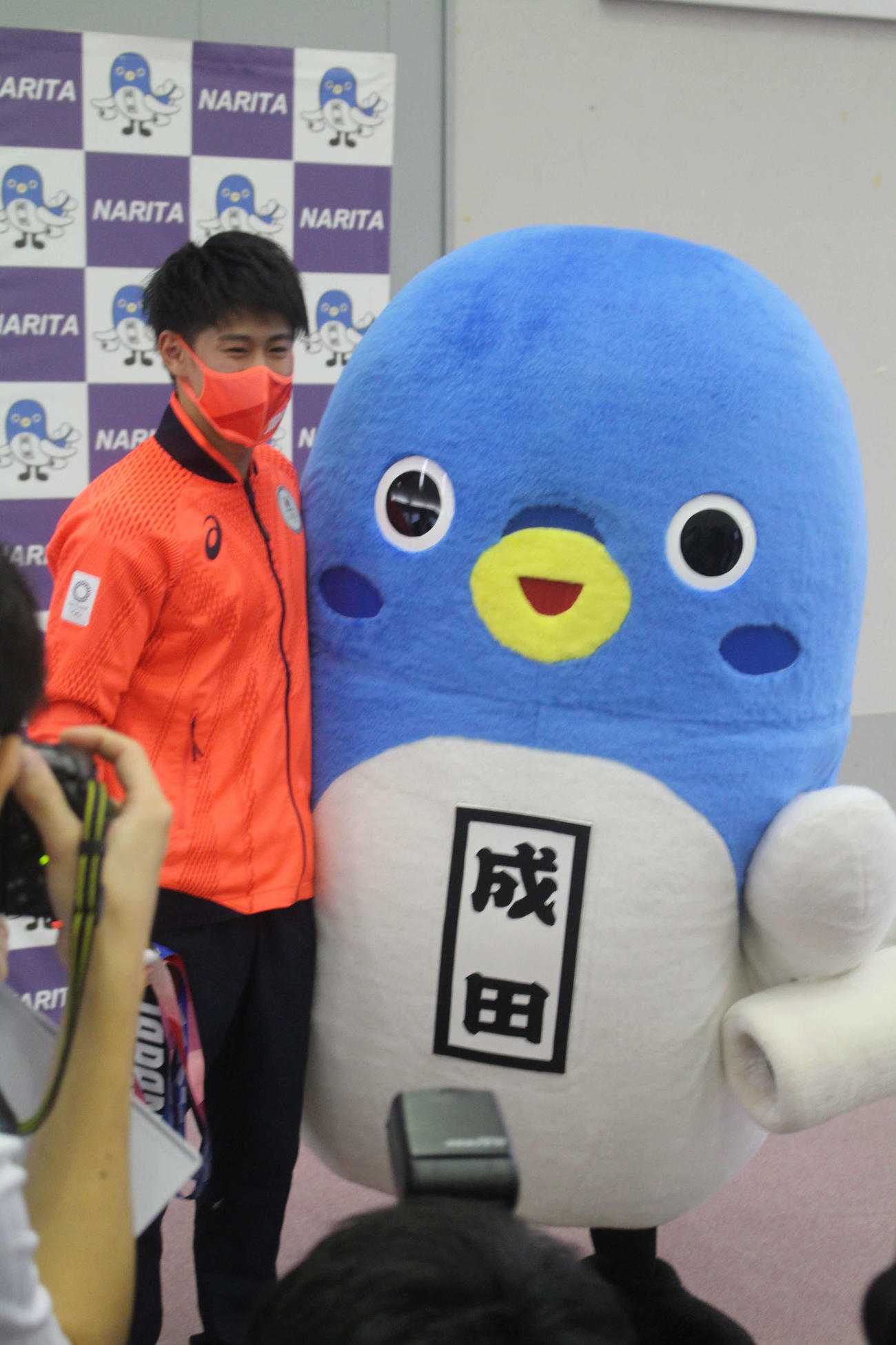 「うなりくん」と記念撮影する東京五輪体操2冠の橋本大輝
