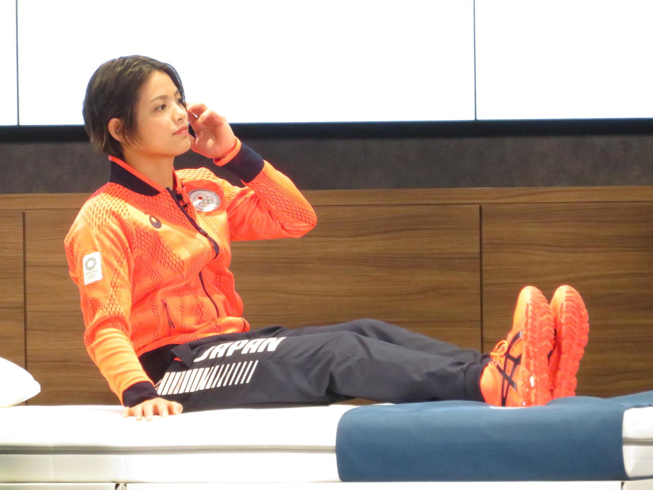 イベントにベッドの感触を確認する阿部詩（撮影・峯岸佑樹）