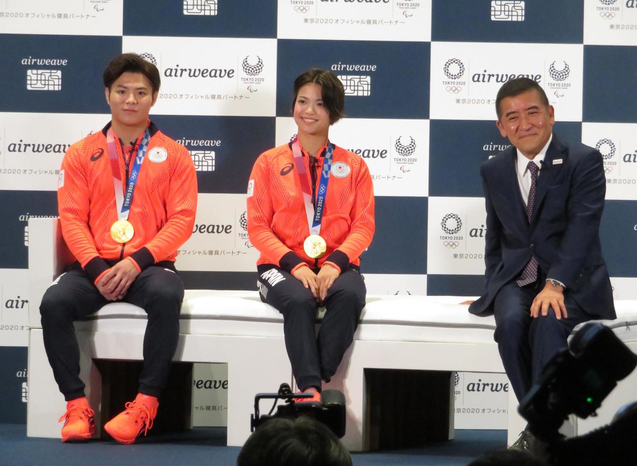 イベントでベッド上に座る（左から）阿部一二三、阿部詩、高岡本州会長（撮影・峯岸佑樹）
