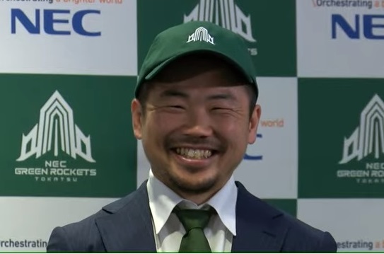 オンライン会見でNECグリーンロケッツ東葛のキャップをかぶる田中史朗
