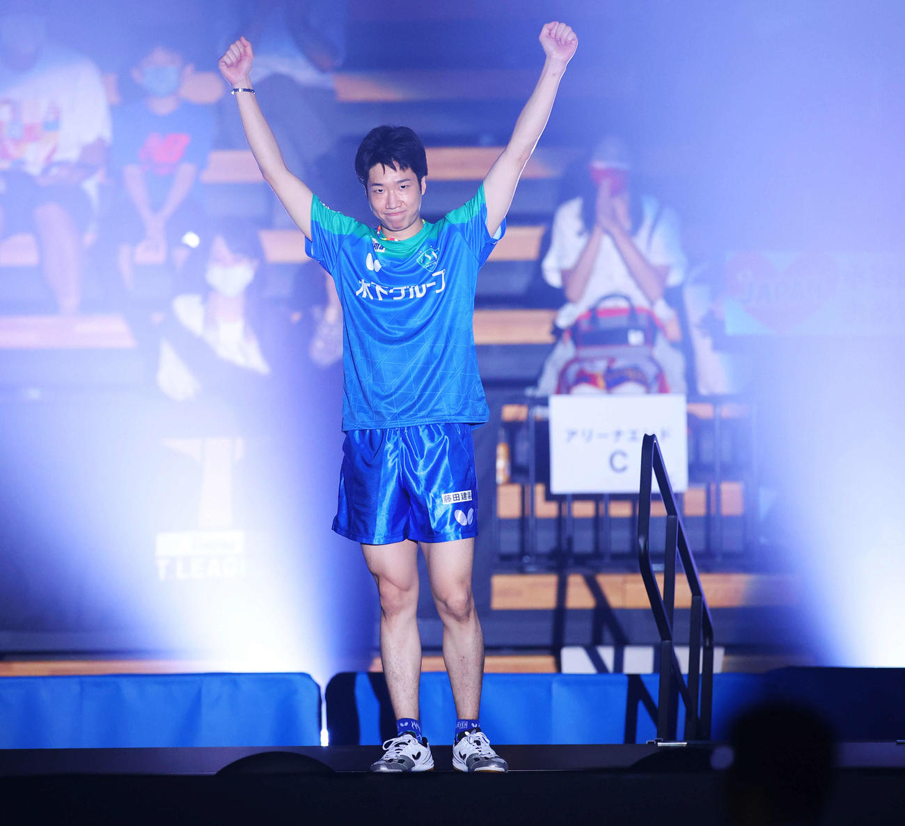 Tリーグ開幕戦の選手紹介で登場する水谷（撮影・河田真司）