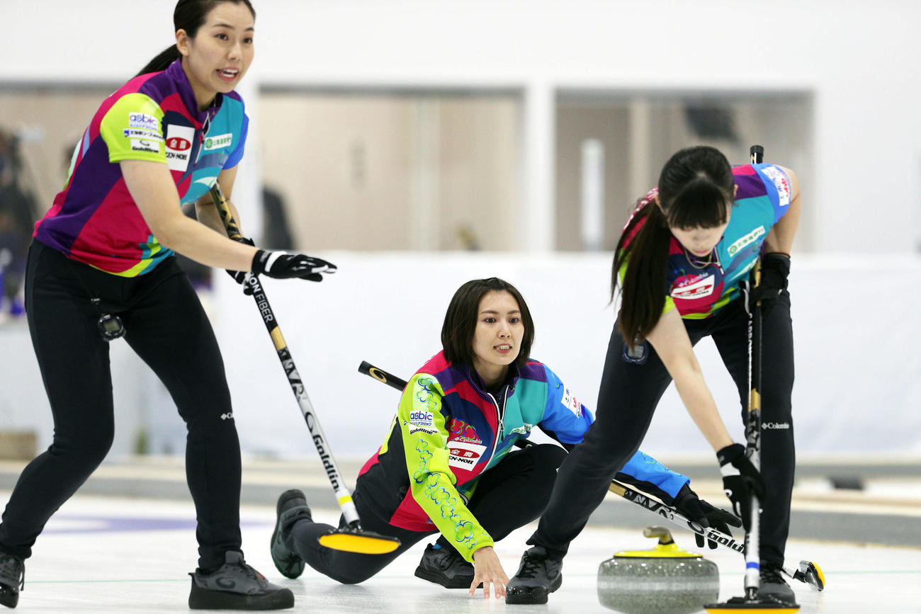 第6エンド、ストーンを投じる北海道銀行の吉村（中央）（代表撮影）