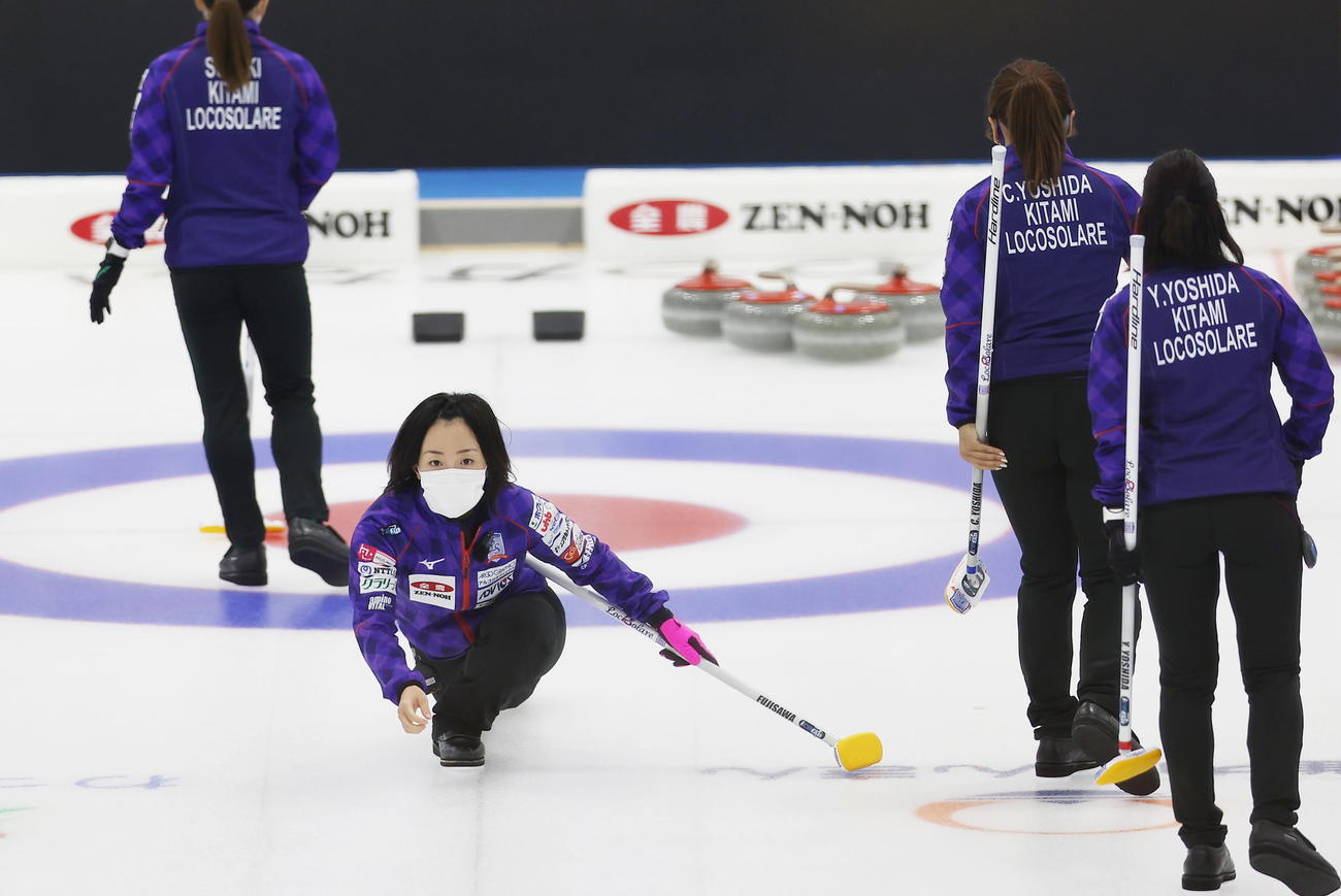 試合前に公式練習するロコ・ソラーレの藤沢五月（代表撮影）