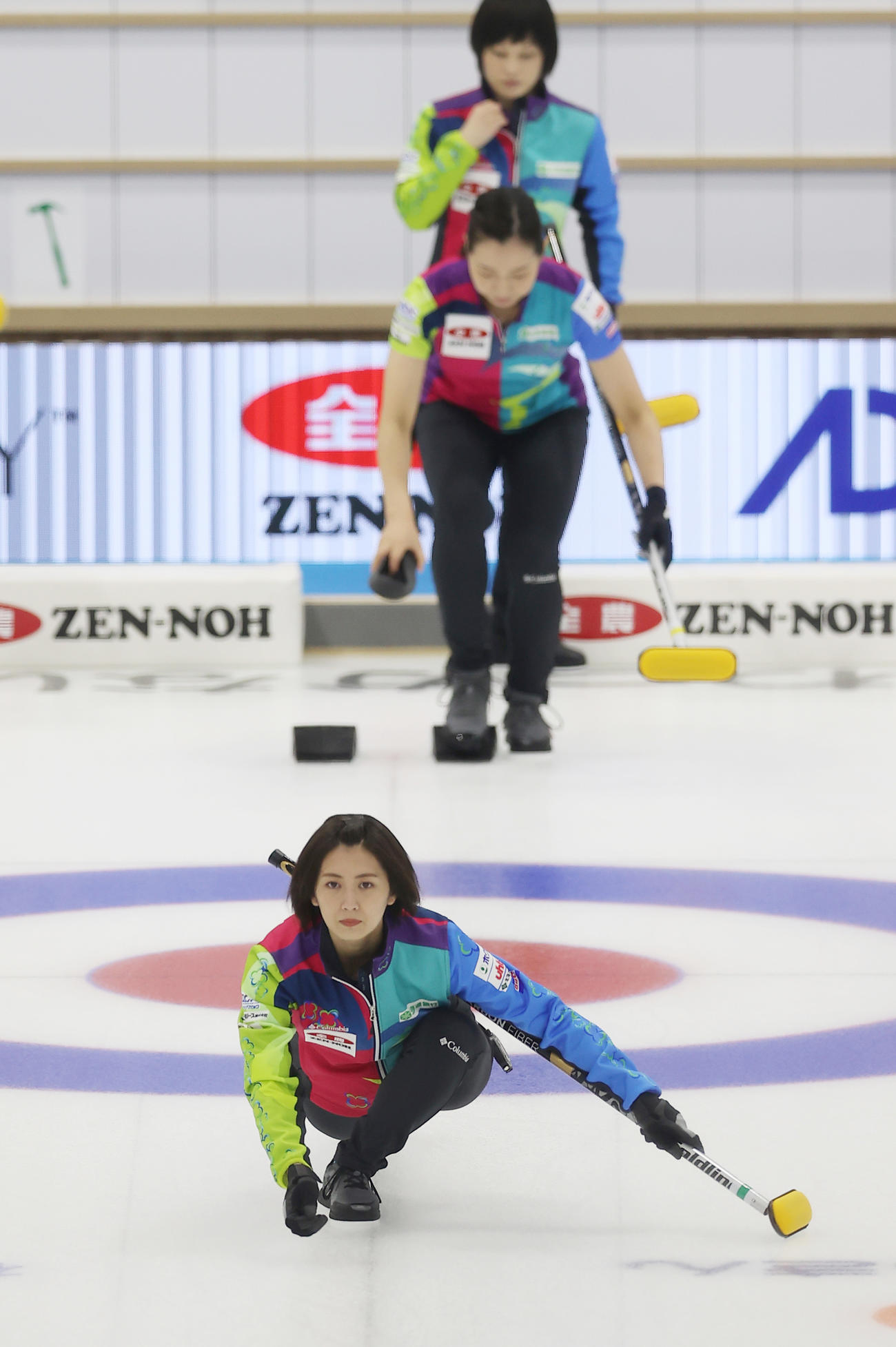 試合前に公式練習する北海道銀行の吉村紗也香（手前）ら（代表撮影）