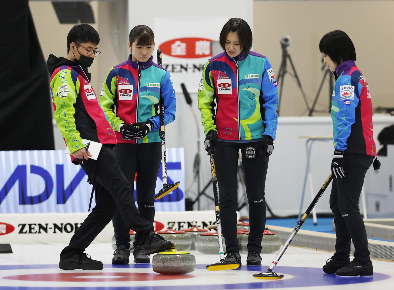 試合前に公式練習に臨む（左から）北海道銀行の佐藤浩コーチ、田畑百葉、吉村紗也香、船山弓枝（代表撮影）
