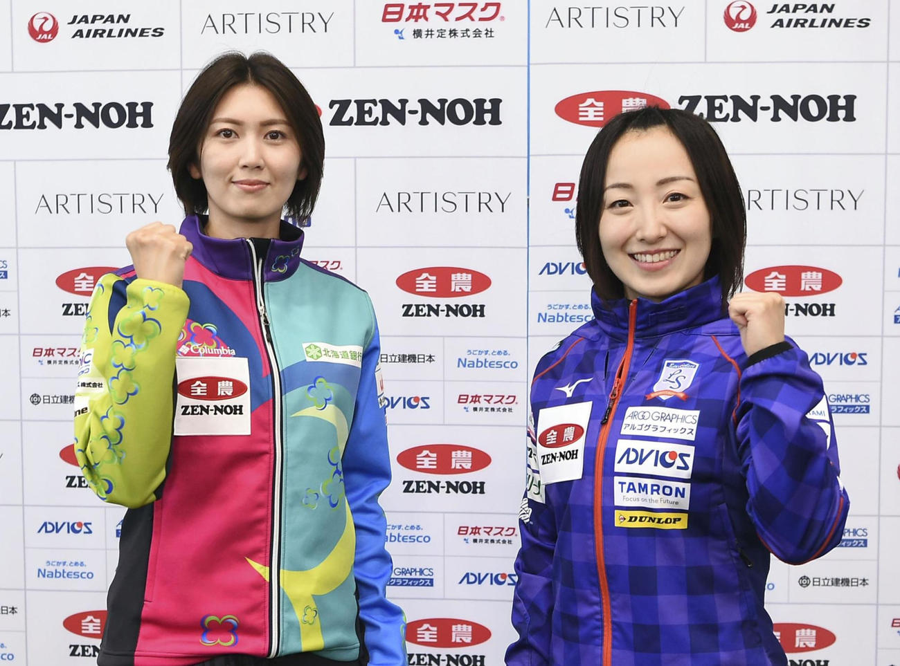 北京冬季五輪に向けたカーリング女子日本代表決定戦を前に、オンライン会見に臨んだロコ・ソラーレの藤沢（右）と北海道銀行の吉村（C）JCA　IDE（共同）