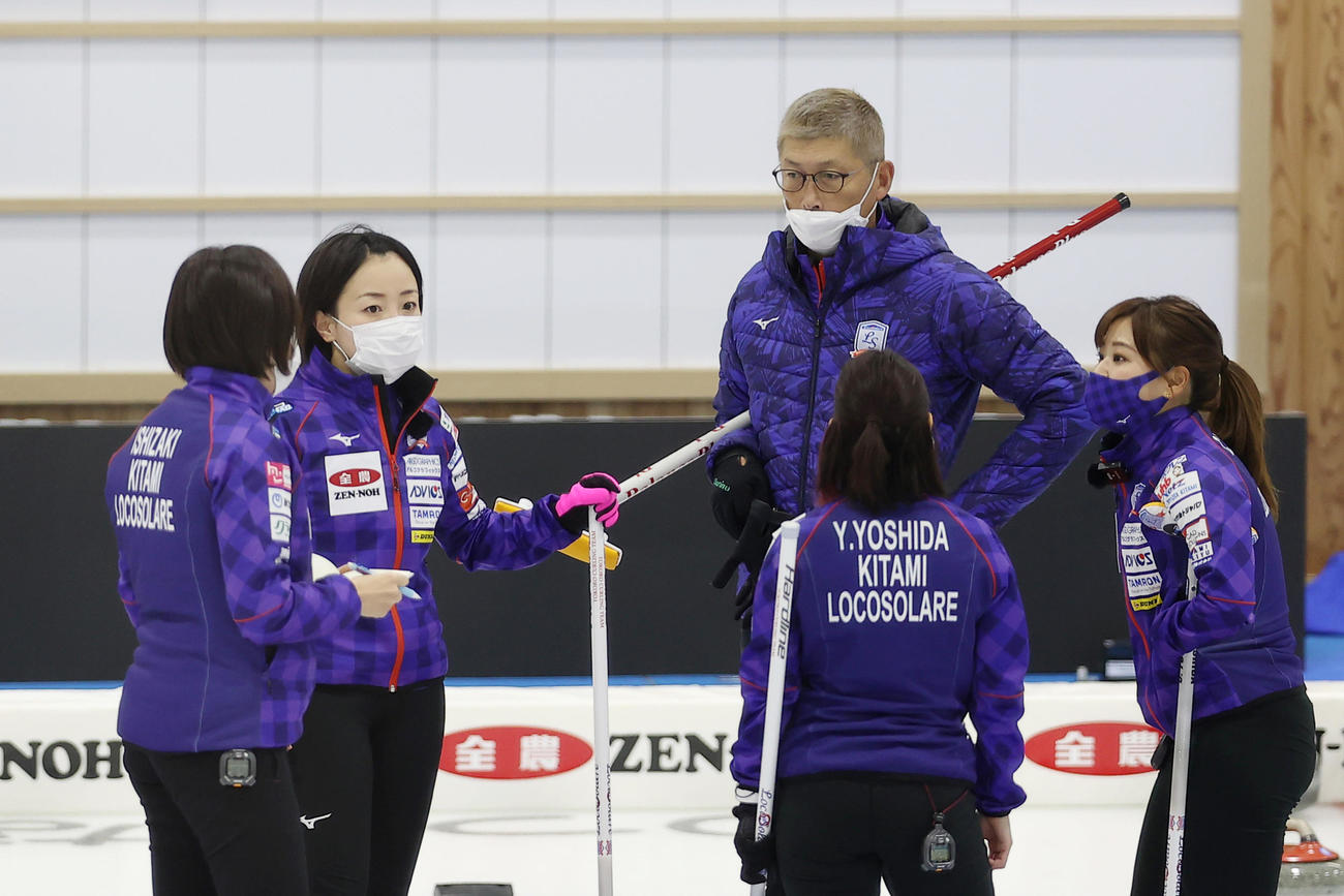 試合前の公式練習中に集まるロコ・ソラーレの藤沢五月（左から2人目）と小野寺亮二コーチ（同3人目）ら（代表撮影）