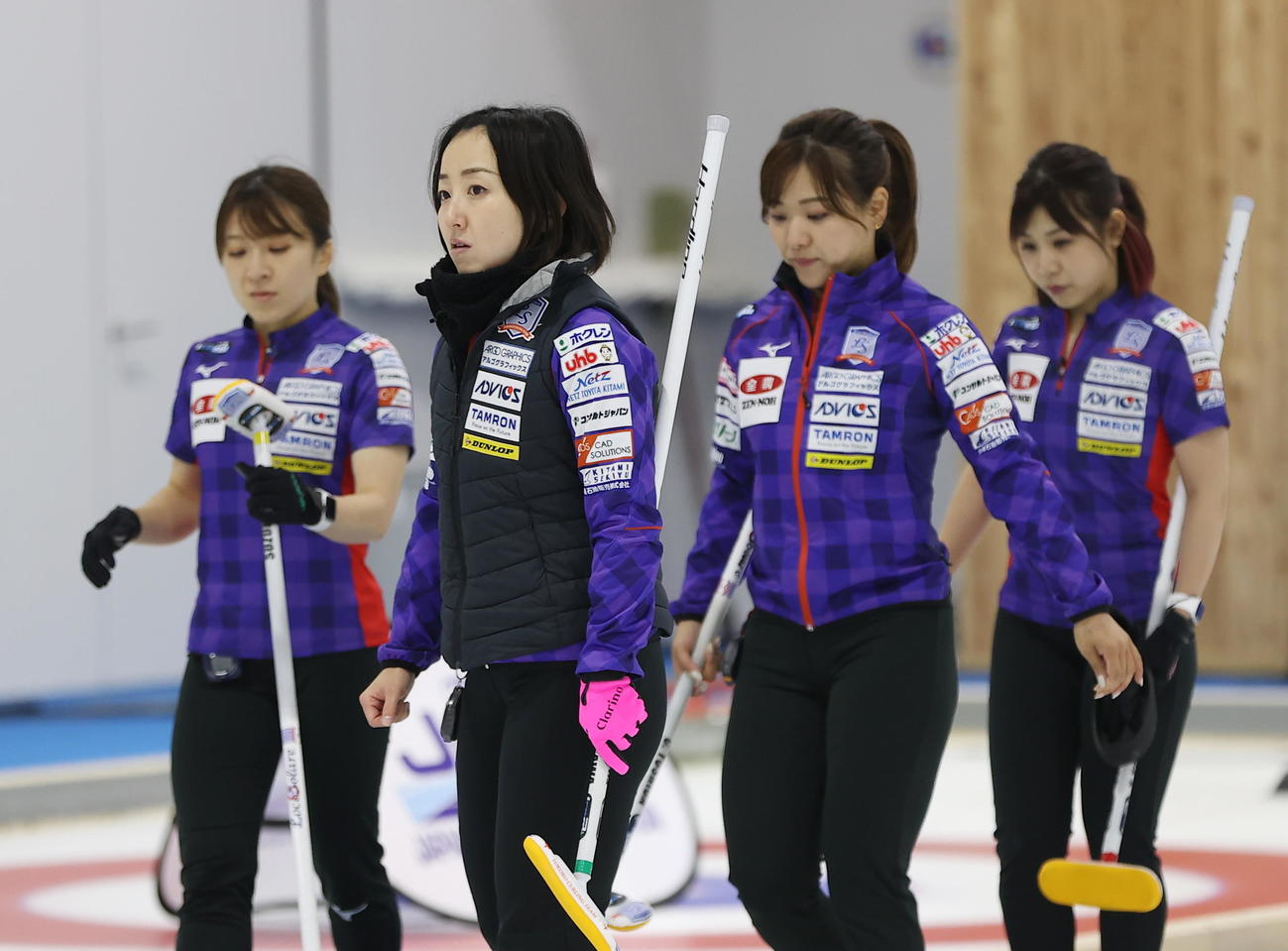 北海道銀行対ロコ・ソラーレ　第8エンド、北海道銀行に同点に追いつかれた藤沢（左から2人目）らロコ・ソラーレ（代表撮影）
