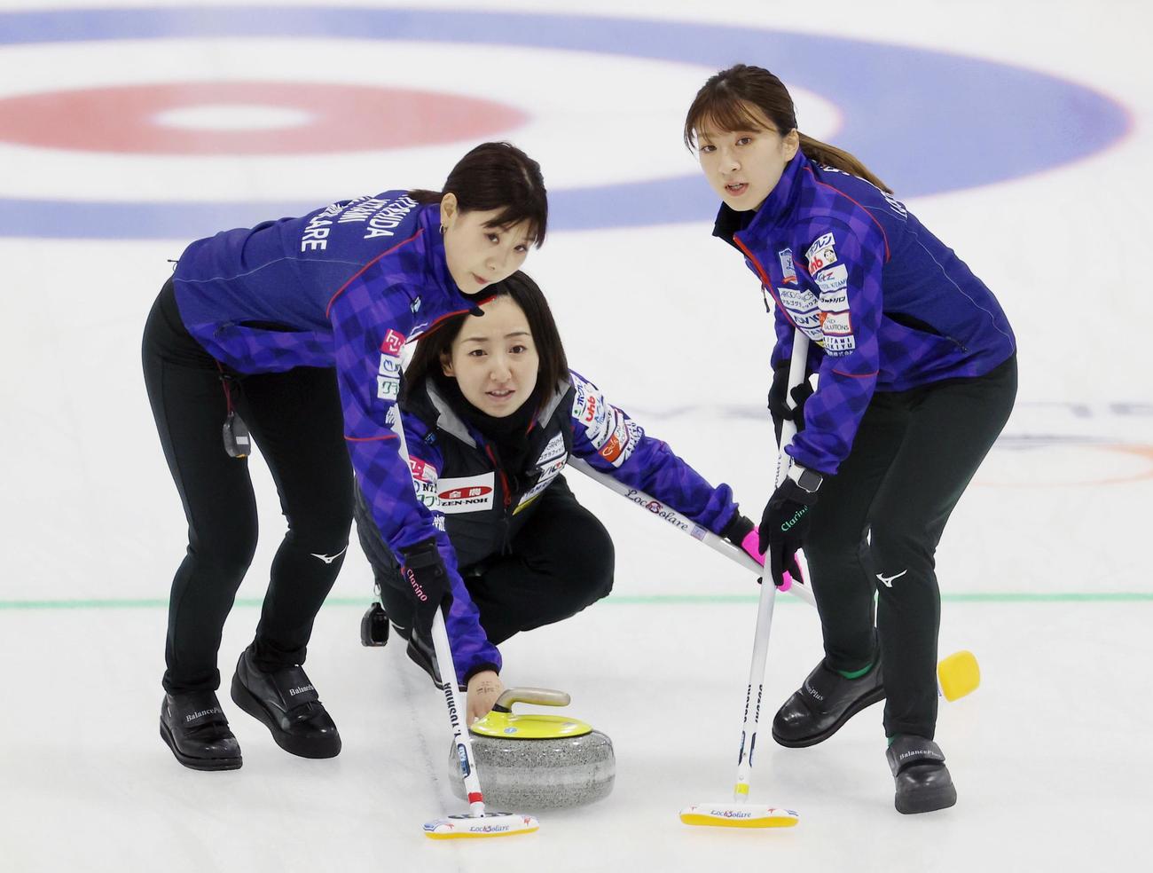 第2戦でショットを放つロコ・ソラーレの藤沢。左は吉田夕、右は鈴木（代表撮影）