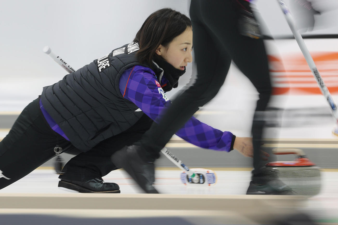 カーリング女子日本代表決定戦　第3戦　北海道銀行対ロコソラーレ　ストーンを投じるロコソラーレの藤沢五月（代表撮影）