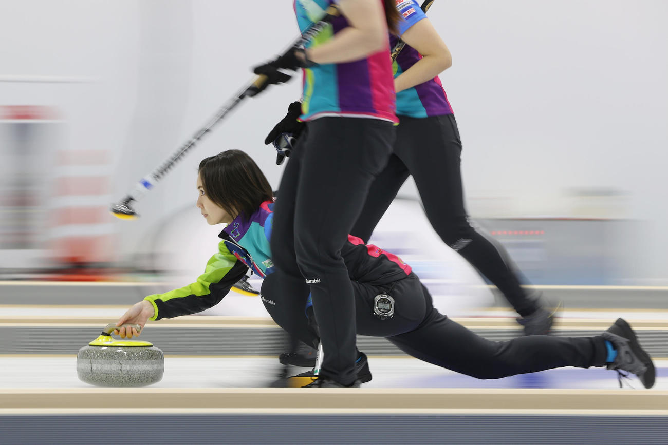 カーリング女子日本代表決定戦　第3戦　北海道銀行対ロコソラーレ　ストーンを投じる北海道銀行の吉村紗也香（代表撮影）