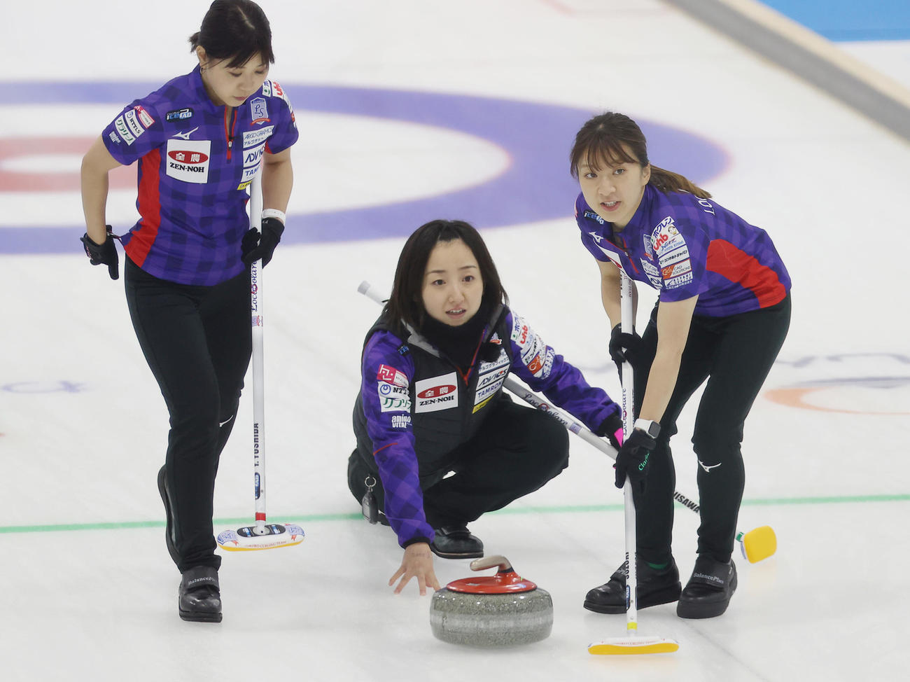 カーリング女子日本代表決定戦　第3戦　北海道銀行対ロコソラーレ　第1エンド、ストーンを投じるロコソラーレの藤沢五月（中央）。右は鈴木夕湖。左は吉田夕梨花（代表撮影）