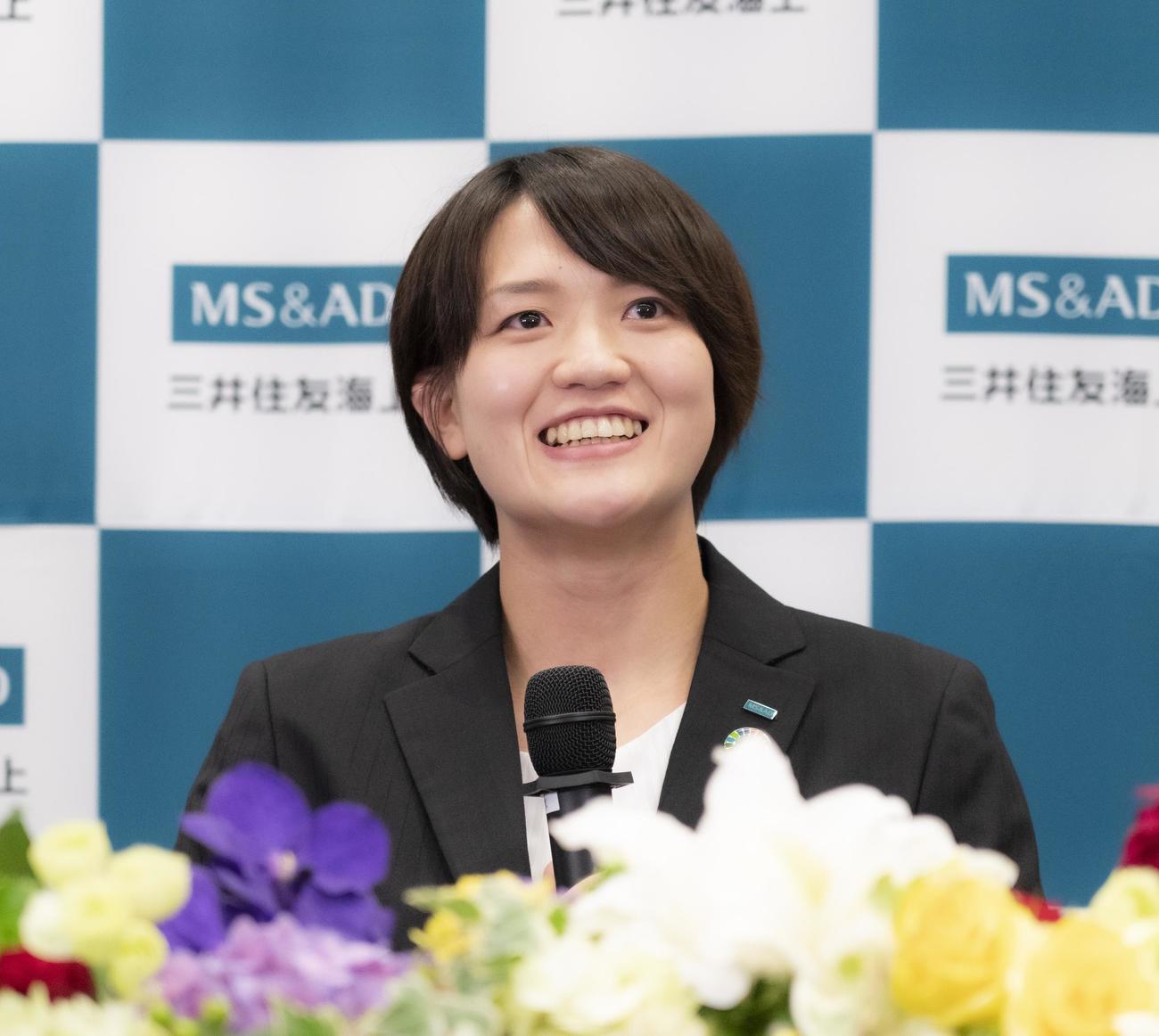 引退会見を開く新井千鶴