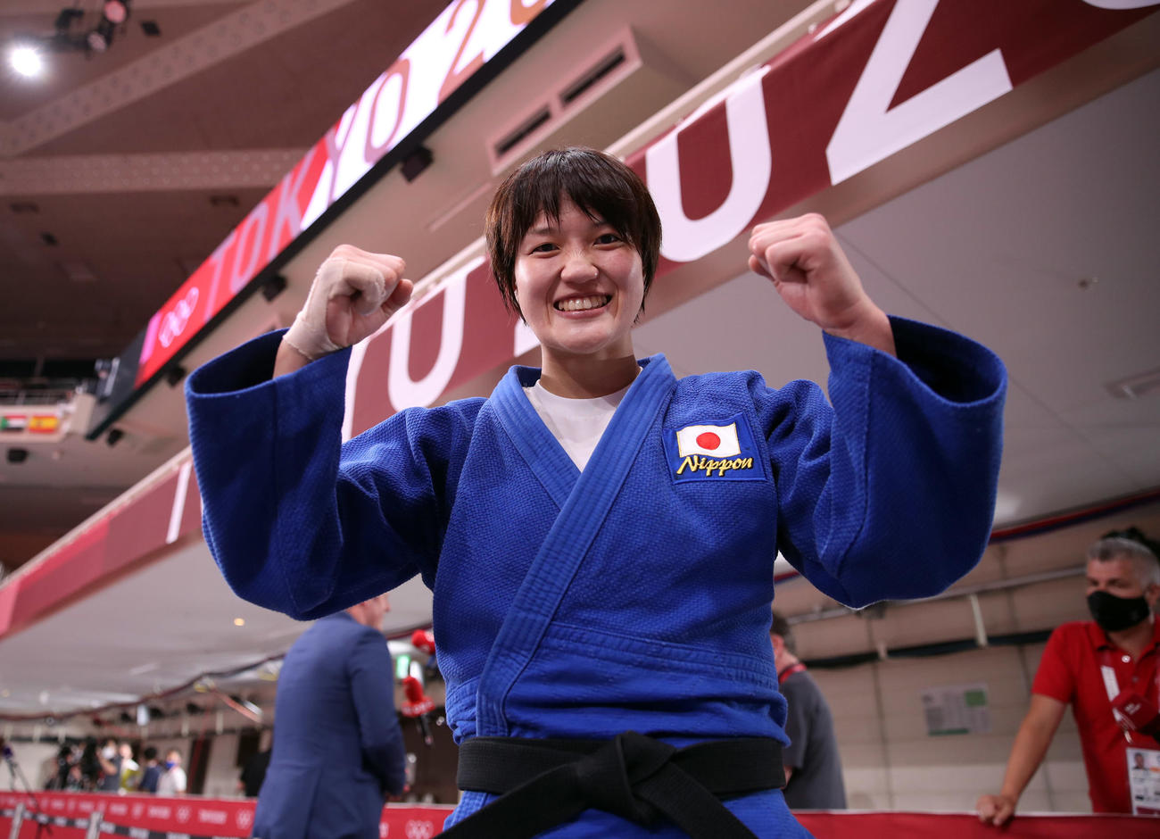 7月、東京五輪の柔道女子70キロ級で金メダルを獲得し、笑顔でガッツポーズの新井千鶴