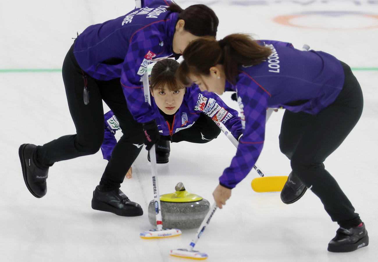 カーリング女子日本代表決定戦　第2戦　北海道銀行対ロコソラーレ　ストーンを投じるロコソラーレの鈴木夕湖（中央）。右は吉田知那美。左は吉田夕梨花（代表撮影）