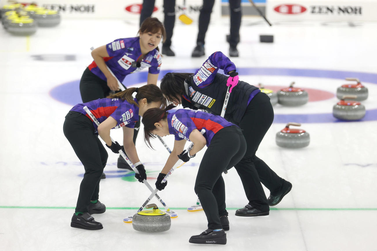 カーリング女子日本代表決定戦　第2戦　北海道銀行対ロコソラーレ　第10エンド、最後のストーンを投じてスイープするロコソラーレの吉田夕梨花（右手前）、藤沢五月（同奥）ら（代表撮影）