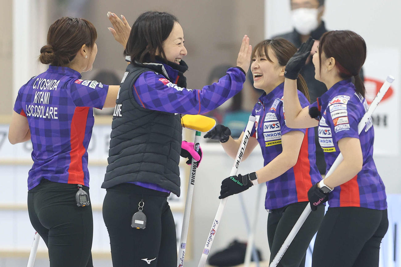 第5戦　第5エンドで1得点を決め笑顔を見せるロコ・ソラーレの藤沢（中央左）、鈴木（同右）ら（代表撮影）