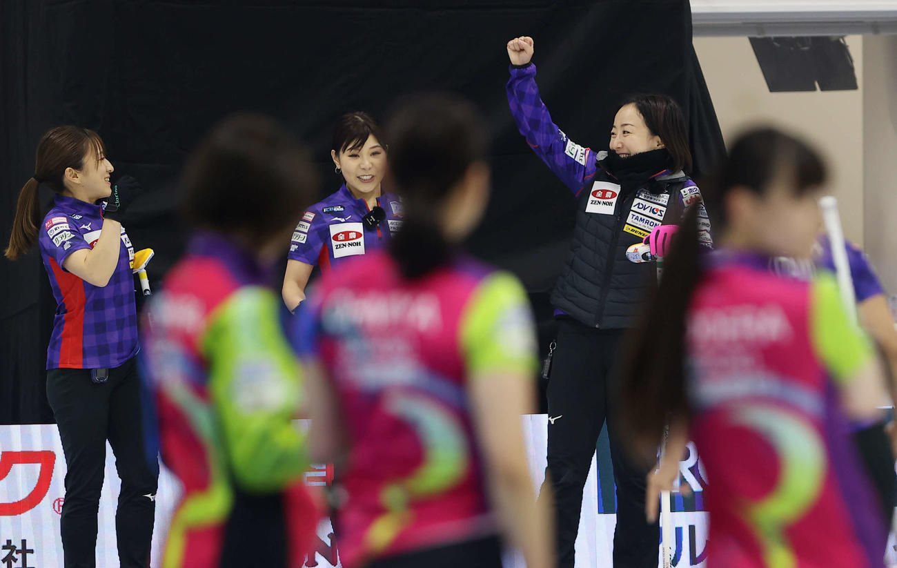 第5戦　第7エンド、2点を取って喜ぶロコ・ソラーレの藤沢（右奥）ら（代表撮影）