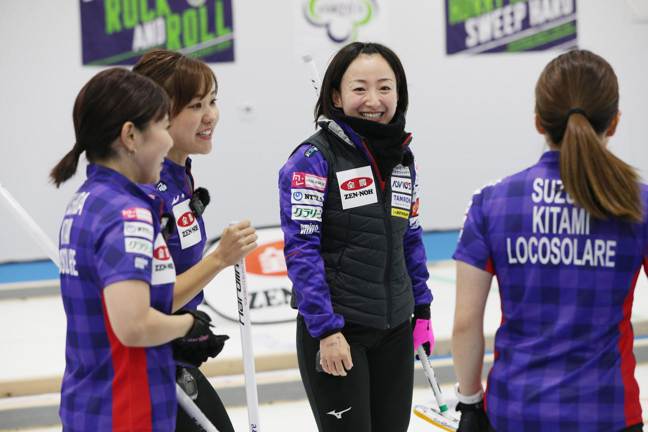 第3エンドで2得点を決め、笑顔を見せるロコ・ソラーレの藤沢五月（右から2人目）（代表撮影）