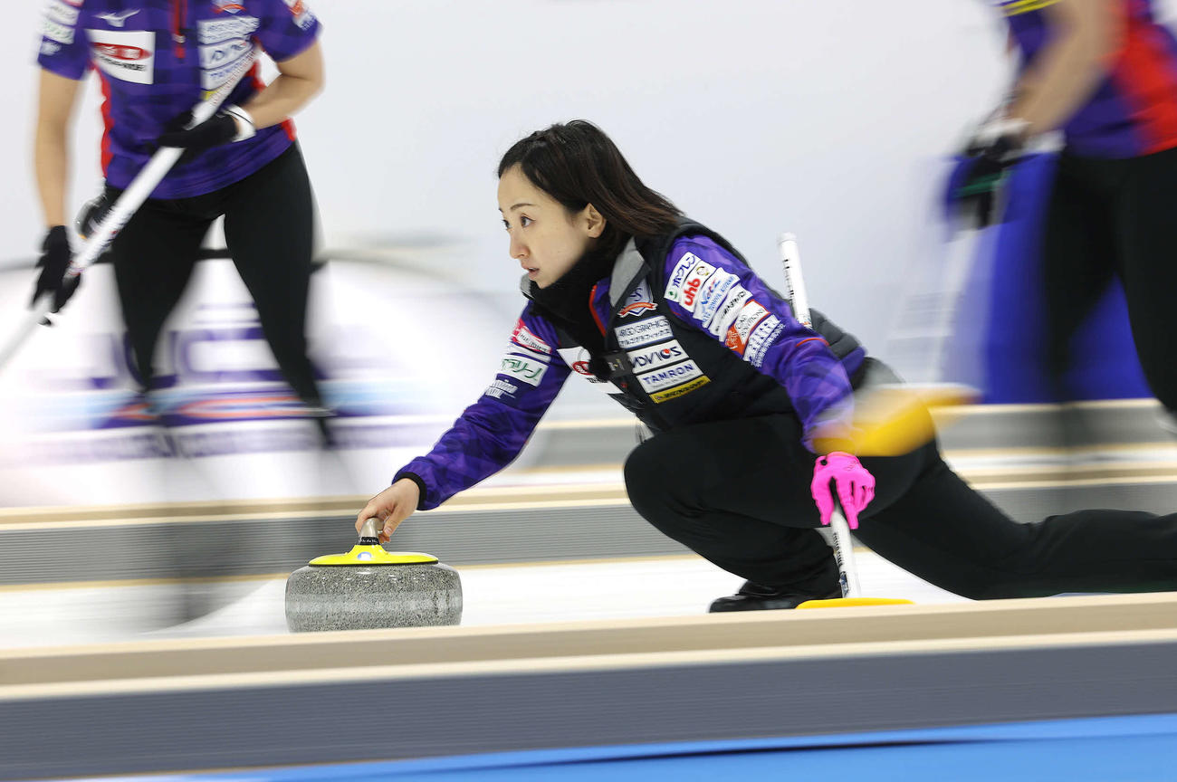 カーリング女子日本代表決定戦　第2戦　北海道銀行対ロコソラーレ　ストーンを投じるロコソラーレの藤沢五月（代表撮影）