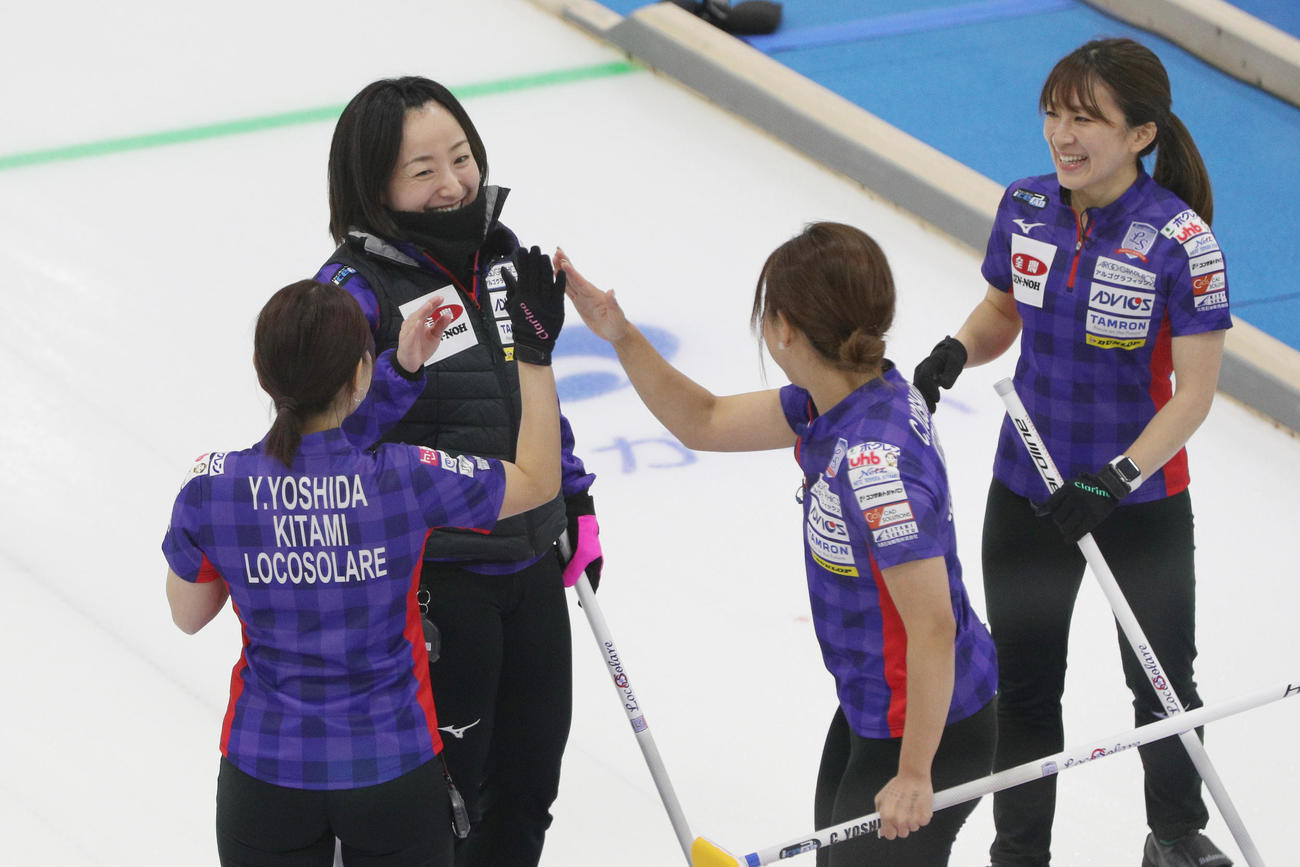 カーリング女子日本代表決定戦　第3戦　北海道銀行対ロコソラーレ　第1エンドに2得点を決めて喜ぶロコ・ソラーレの藤沢五月（左から2人目）ら（代表撮影）