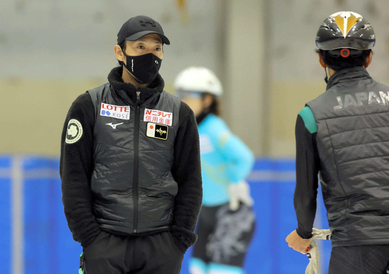 アイススケート・ショートトラック公開練習で選手を見守る長島圭一郎ヘッドコーチ（左）（代表撮影）