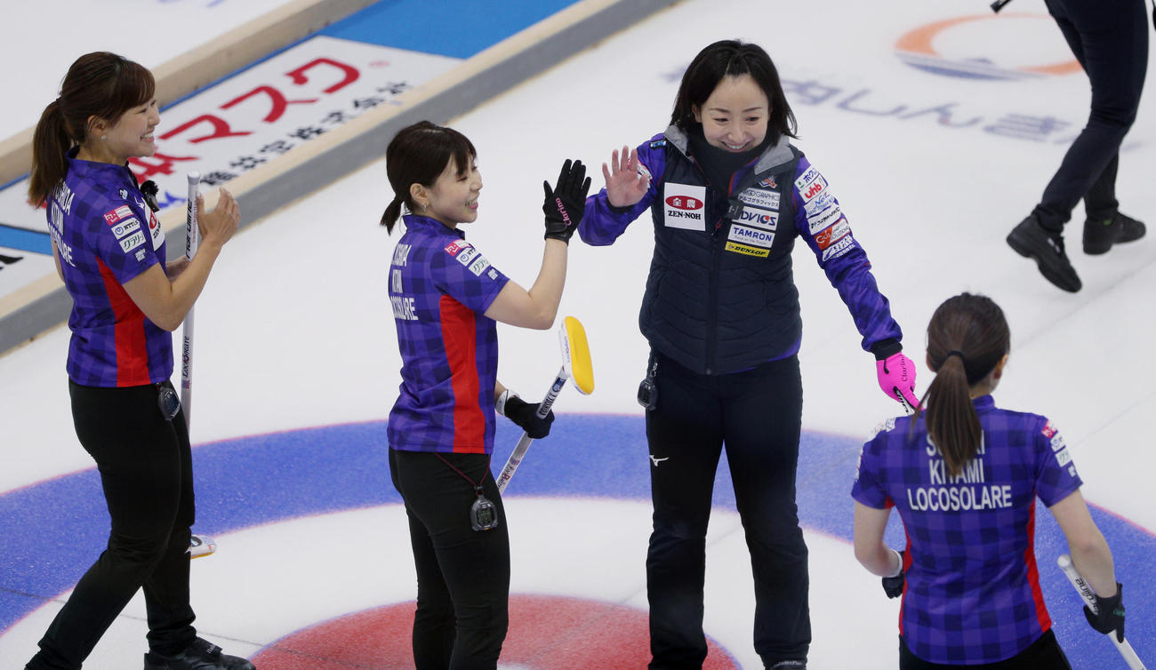 喜ぶ藤沢五月（中央右）らロコソラーレの選手（代表撮影）