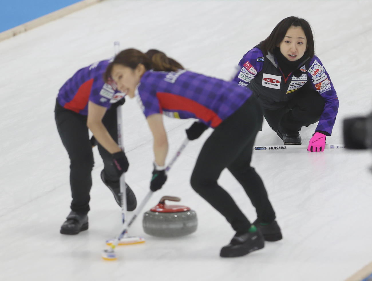 カーリング女子日本代表決定戦　第3戦　北海道銀行対ロコソラーレ　第3エンド、ストーンを投じるロコソラーレの藤沢五月（右奥）（代表撮影）