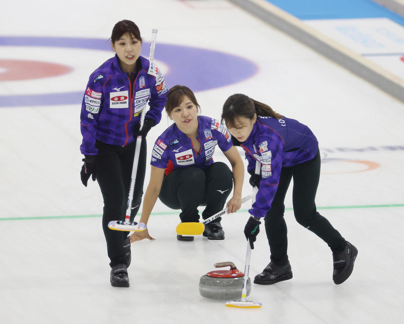 カーリング女子日本代表決定戦　第3戦　北海道銀行対ロコソラーレ　第1エンド、ストーンを投じるロコソラーレの吉田知那美（中央）。左は吉田夕梨花。右は鈴木夕湖（代表撮影）
