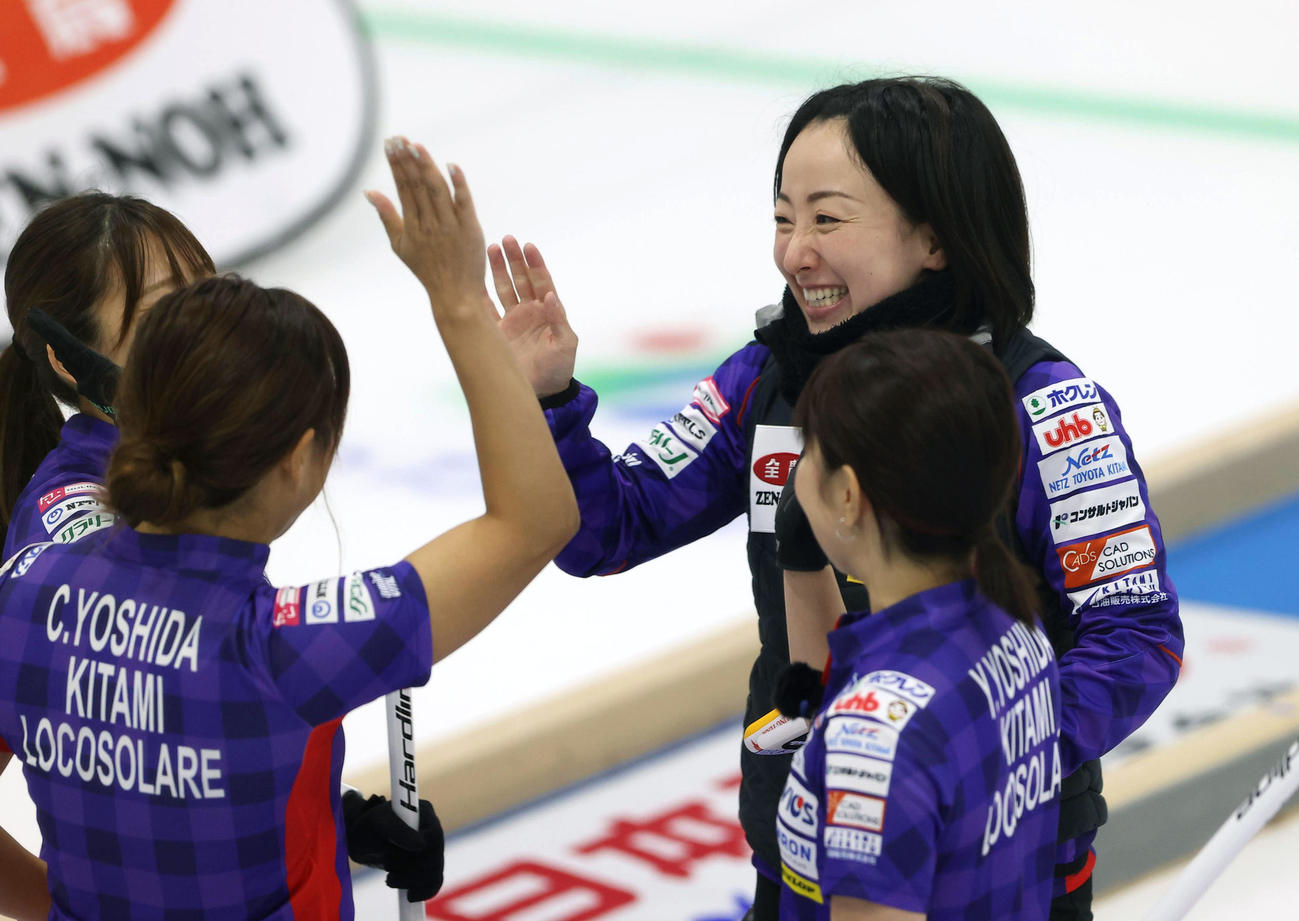 第4戦の第1エンド、得点を喜ぶロコ・ソラーレの藤沢（右奥）ら（代表撮影）
