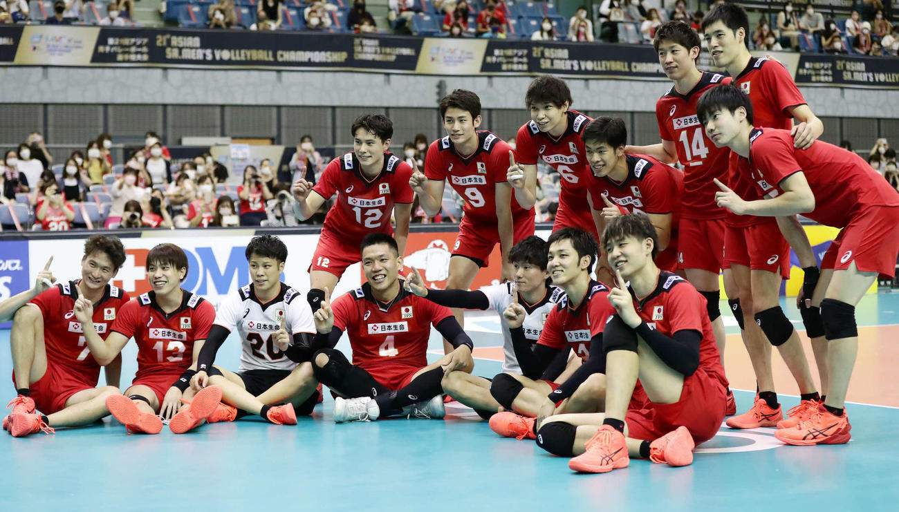 日本対カタール　カタールを3－0で下し、笑顔の日本代表。後列右から3人目はキャプテン石川祐希（撮影・丹羽敏通）