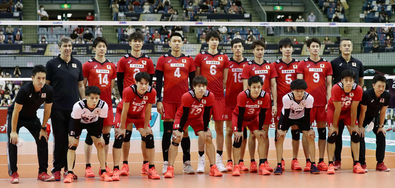 日本対カタール　アジア選手権に臨む中垣内監督（後列右端）率いる日本代表の選手たち（撮影・丹羽敏通）