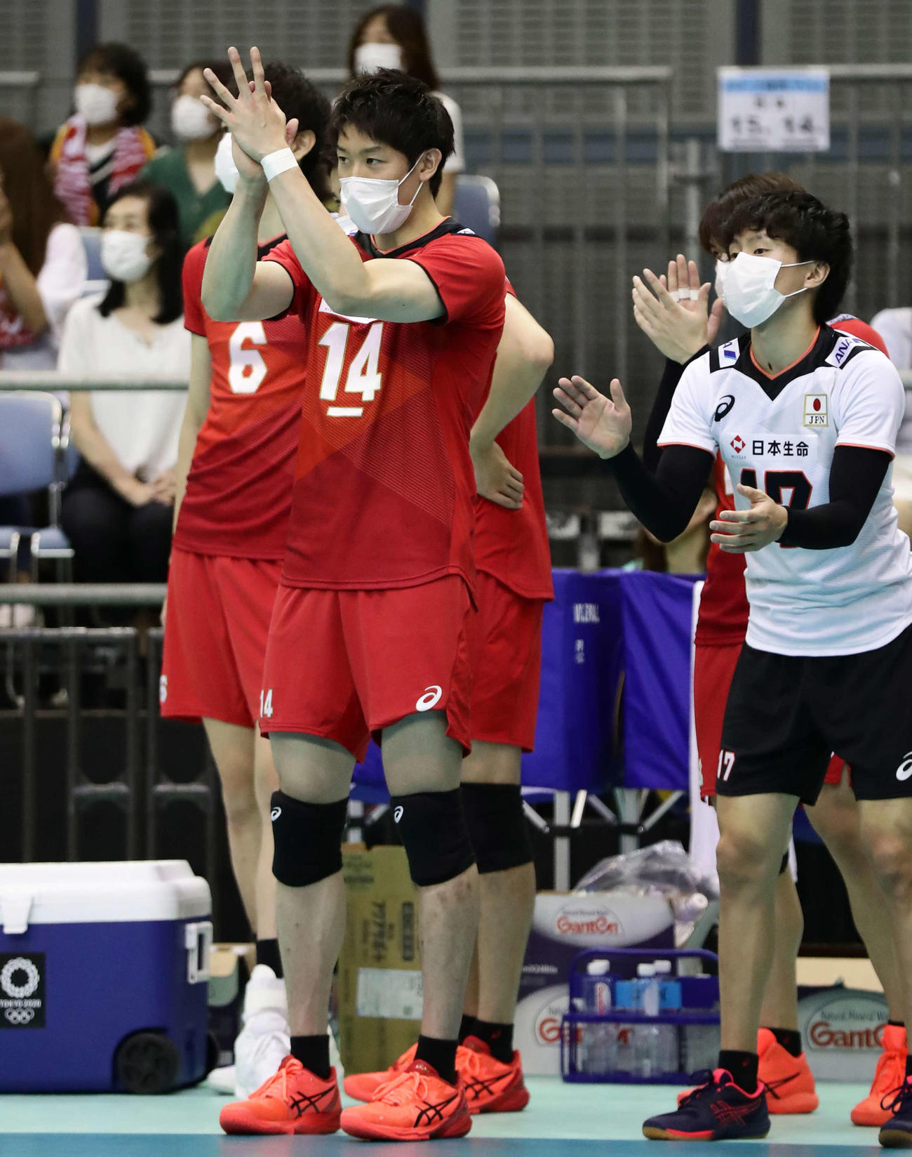 日本対カタール　第3セット、拍手でコートの仲間を鼓舞するキャプテン石川祐希（撮影・丹羽敏通）