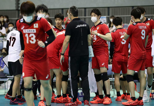 日本対カタール 第3セット、中垣内祐一監督(中央)の隣で仲間を迎える石川祐希(撮影・丹羽敏通)