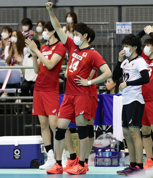 日本対カタール 第3セット、ポイントが決まってベンチで拳を突き上げるキャプテン石川祐希(撮影・丹羽敏通)
