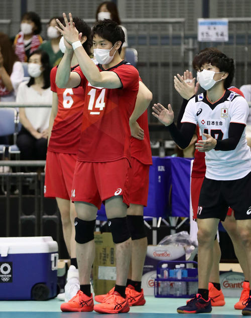 日本対カタール 第3セット、拍手でコートの仲間を鼓舞するキャプテン石川祐希(撮影・丹羽敏通)