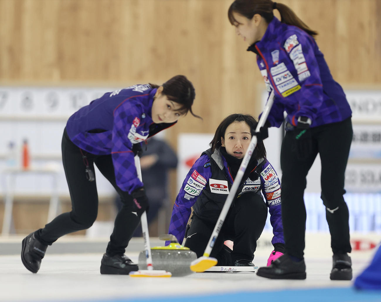 第5戦　第1エンド、ストーンを投じる藤沢（代表撮影）