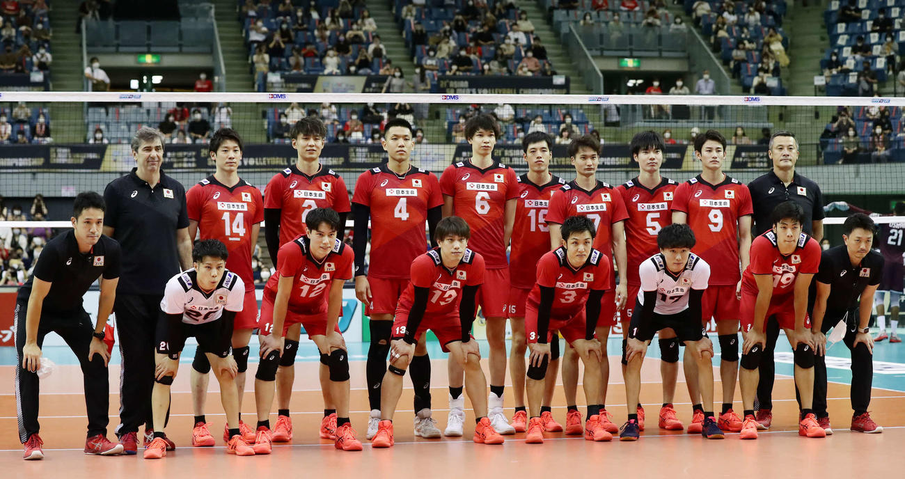 日本対カタール　アジア選手権に臨む中垣内監督（後列右端）率いる日本代表の選手たち（撮影・丹羽敏通）