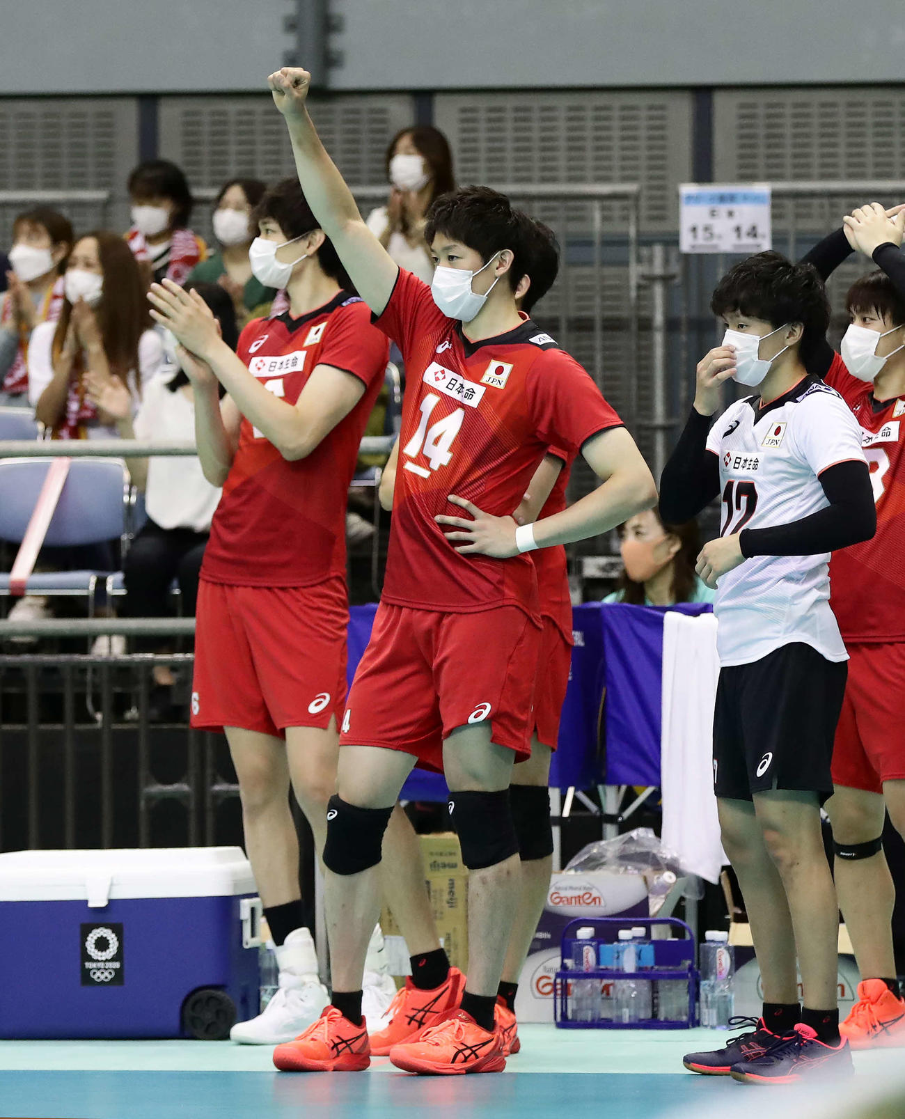 日本対カタール　第3セット、ポイントが決まってベンチで拳を突き上げるキャプテン石川祐希（撮影・丹羽敏通）