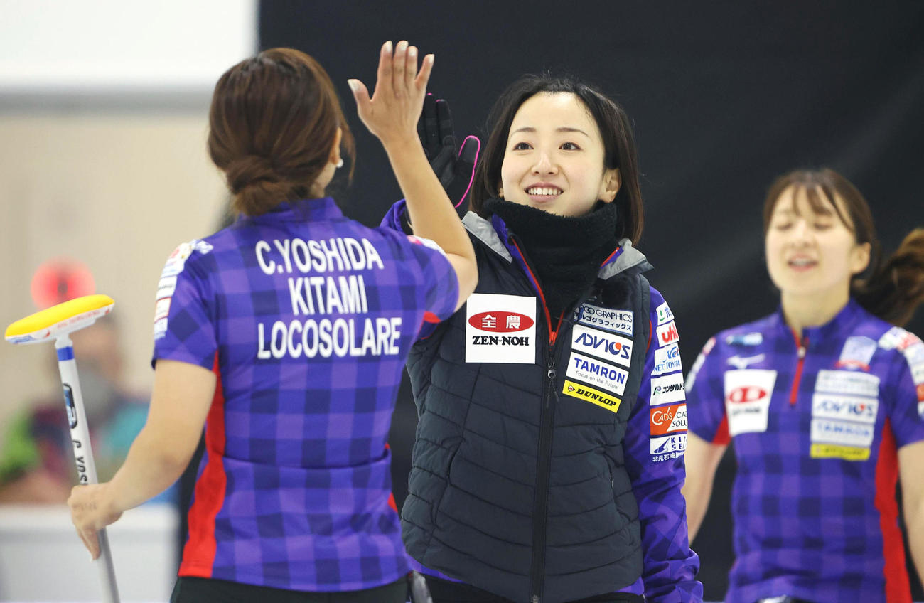第5戦の第5エンド、笑顔でハイタッチするロコ・ソラーレの藤沢（中央）＝稚内市みどりスポーツパーク（代表撮影）