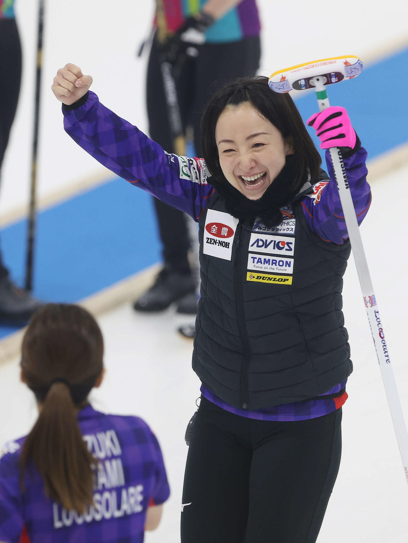 第4戦　第1エンドで2得点を決めて喜ぶロコ・ソラーレの藤沢（代表撮影）