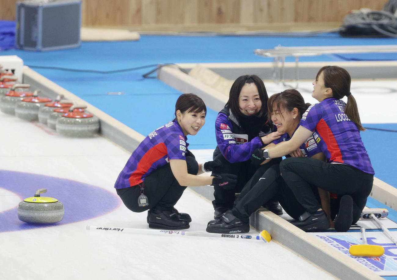 第5戦で北海道銀行を下し日本代表に決定して喜ぶロコ・ソラーレの、左から吉田夕、藤沢、吉田知、鈴木（代表撮影）