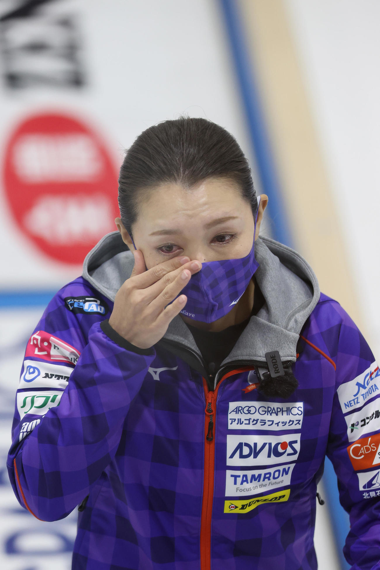 カーリング女子日本代表決定戦　第5戦　北海道銀行対ロコ・ソラーレ　3勝して日本代表に決まり、涙を流すロコ・ソラーレの本橋麻里代表（代表撮影）