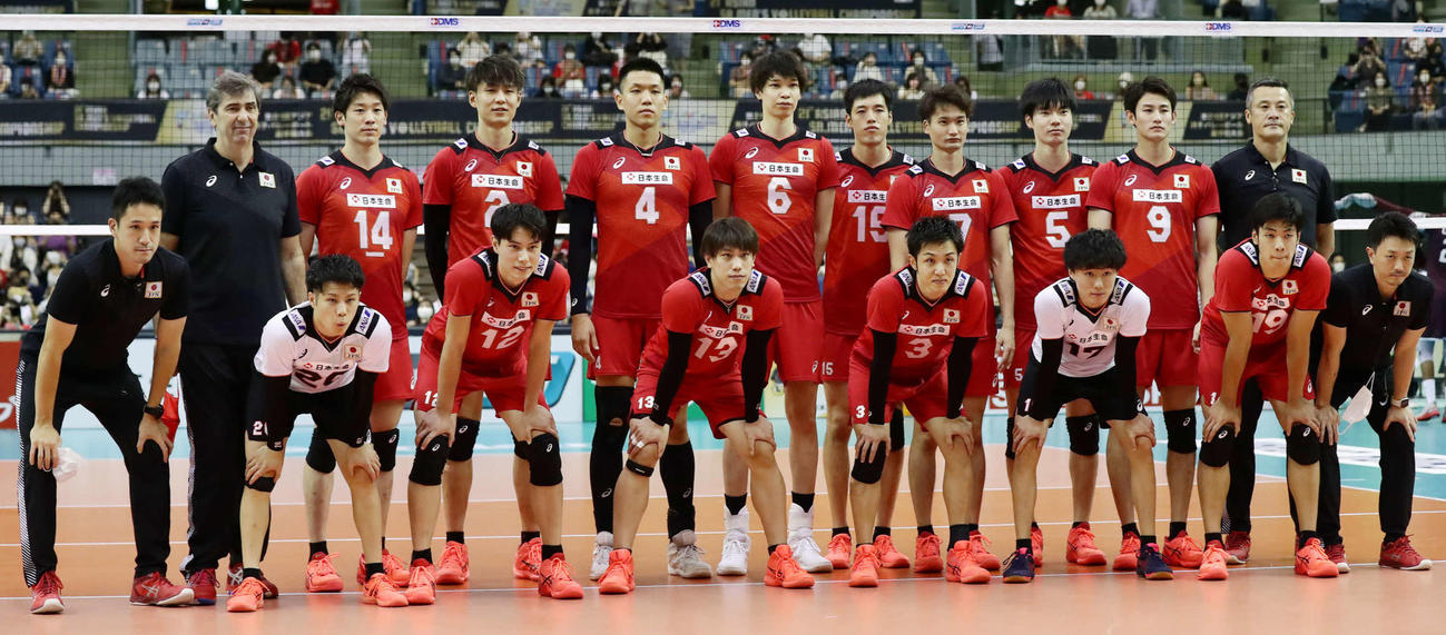 アジア選手権に臨む中垣内監督（後列右端）率いる日本代表の選手たち（2021年9月12日撮影）